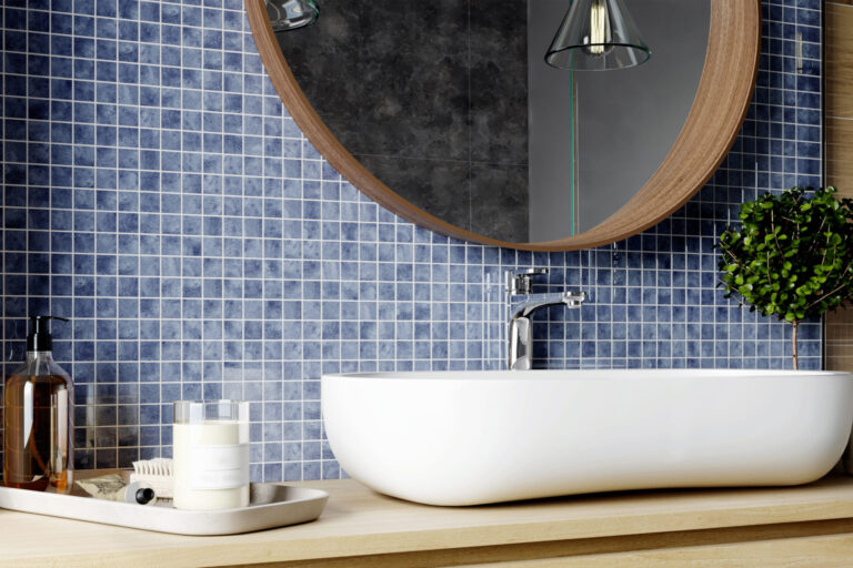 Saniertes Badezimmer mit Waschtisch, Symbolbild für einen Badrechner