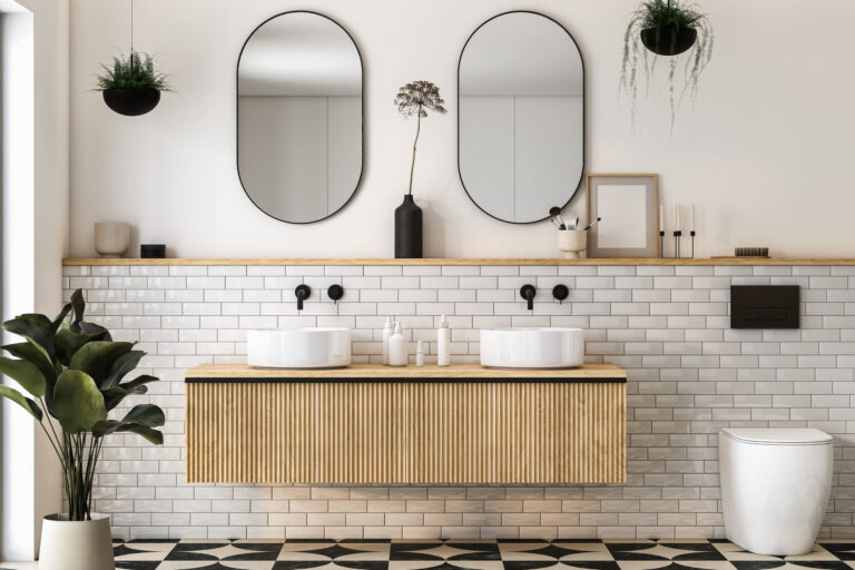 Saniertes Badezimmer mit glänzenden modernen Fliesen und hellem Holz